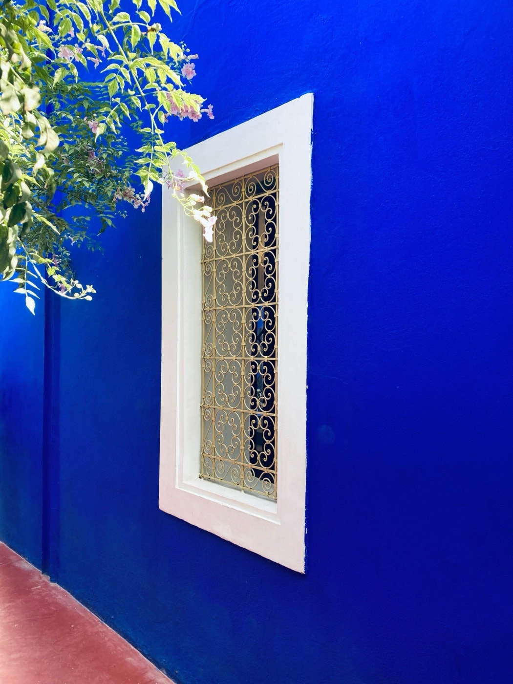 Wit raam in een felblauwe muur